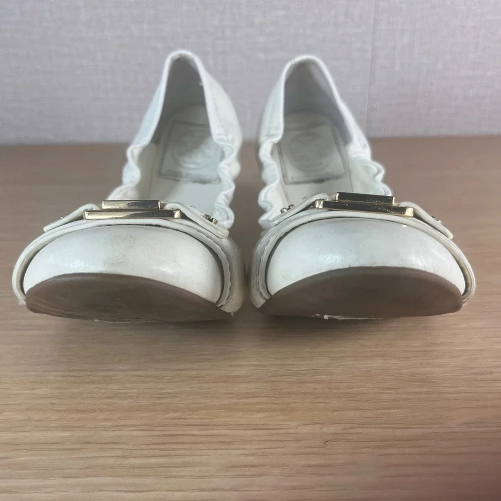 Tory Burch Ambrose Ballet Flats White Leather Gold Logo 18138668 Bleach 7.5
